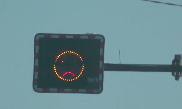 На Горьковском шоссе установили табло контроля скорости со смайлами. 