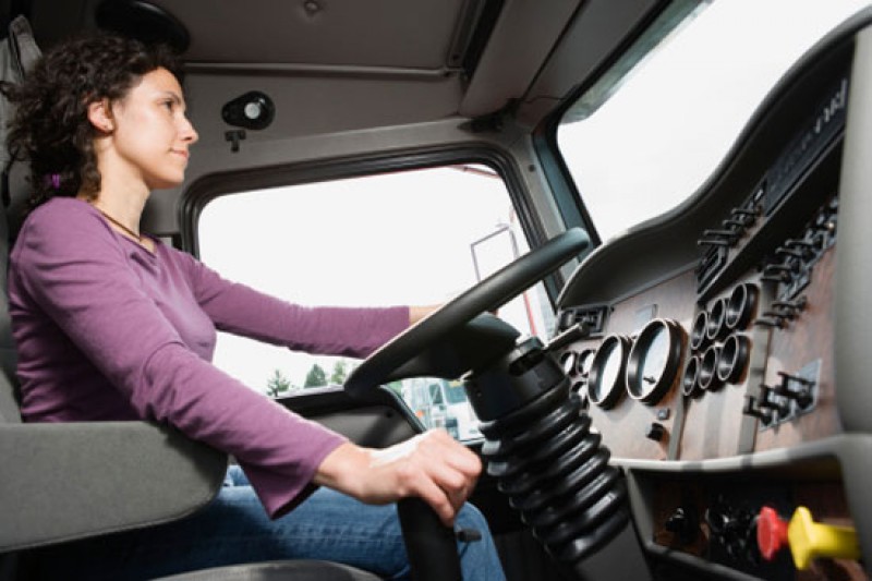 Женщина водитель грузовика