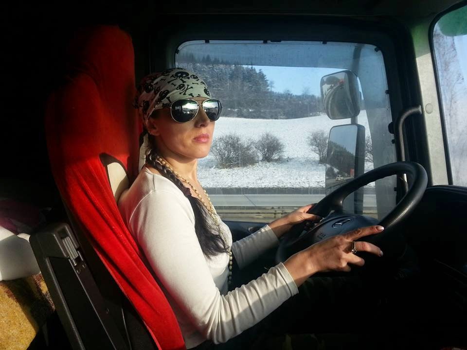 В число разрешенных для женщин вошла теперь профессия водителя-дальнобойщика.