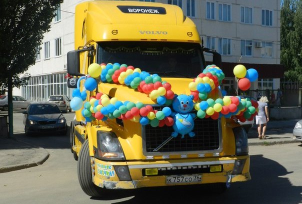 В честь рождения сына у одного из дальнобойщиков в Новосибирске к роддому съехались нарядные фуры.