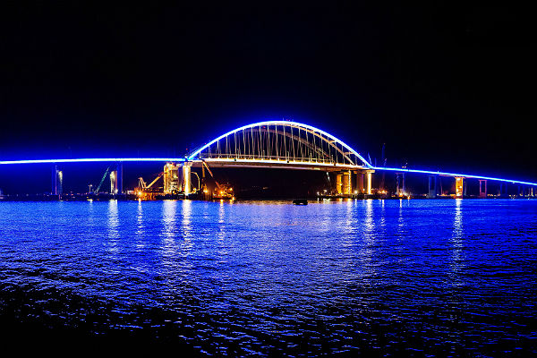 на Крымском мосту в тестовом режиме включили архитектурную подсветку автодорожной арки.