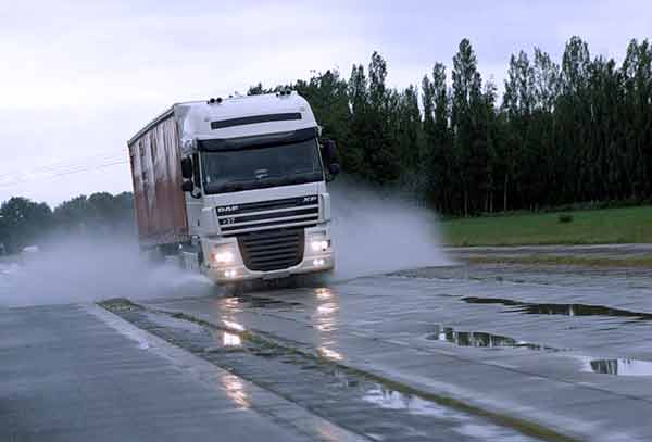Владельцы грузовиков начнут платить за вред нанесенный дорогам, только через полтора года.