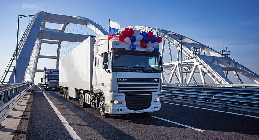 Крымский мост. Движение большегрузов